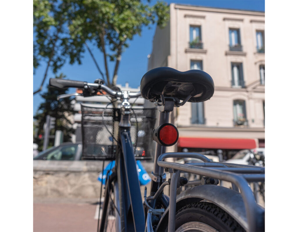 Invoxia Bike Tracker fixé sur un vélo de ville